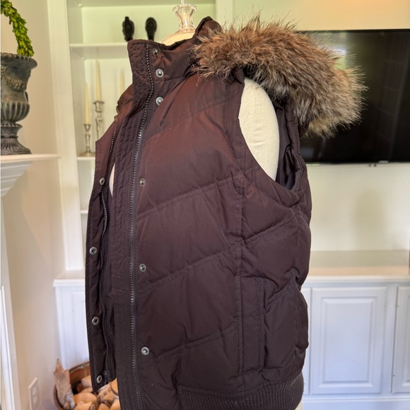 GAP Women's Brown Puffer Vest - Picture 3 of 4